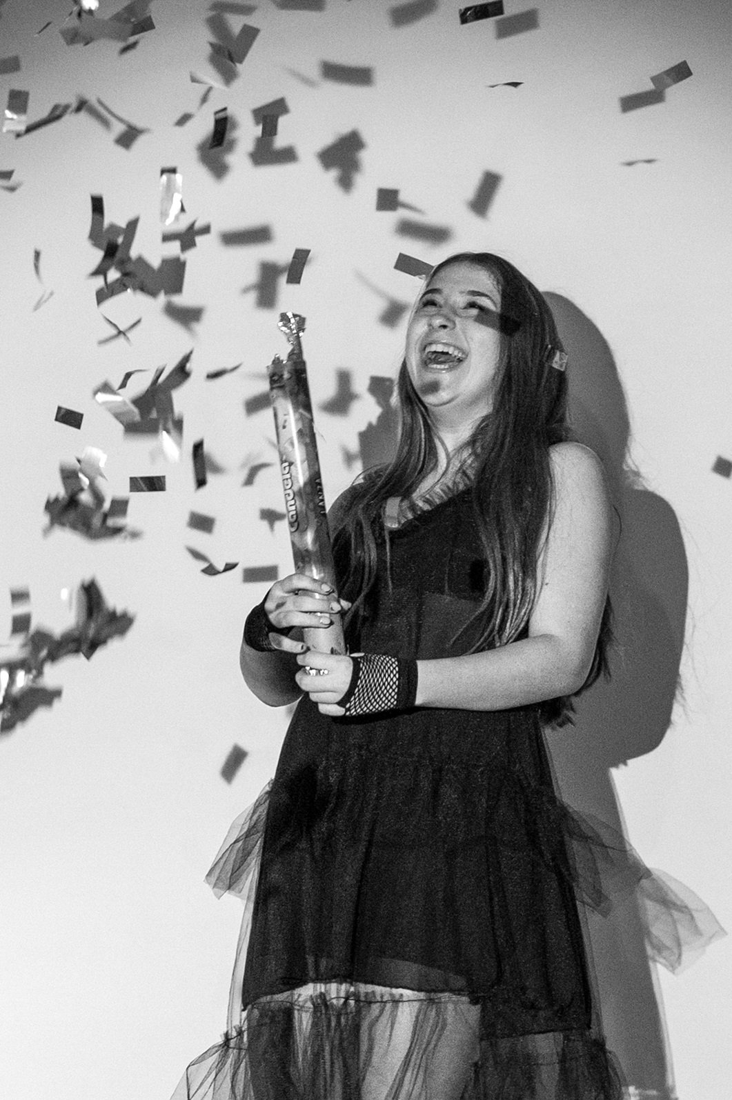 Anto celebrando entre papeles
